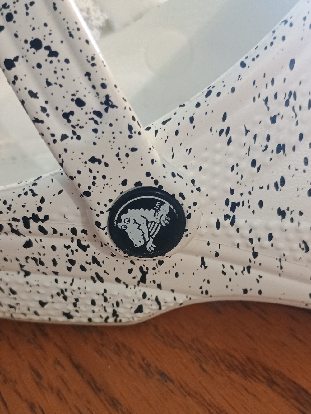 AWESOME 😎 BLACK /WHITE SPECKLED, PAINT SPLATTER UNISEX CROCS SZ M 5 W 7 🐊